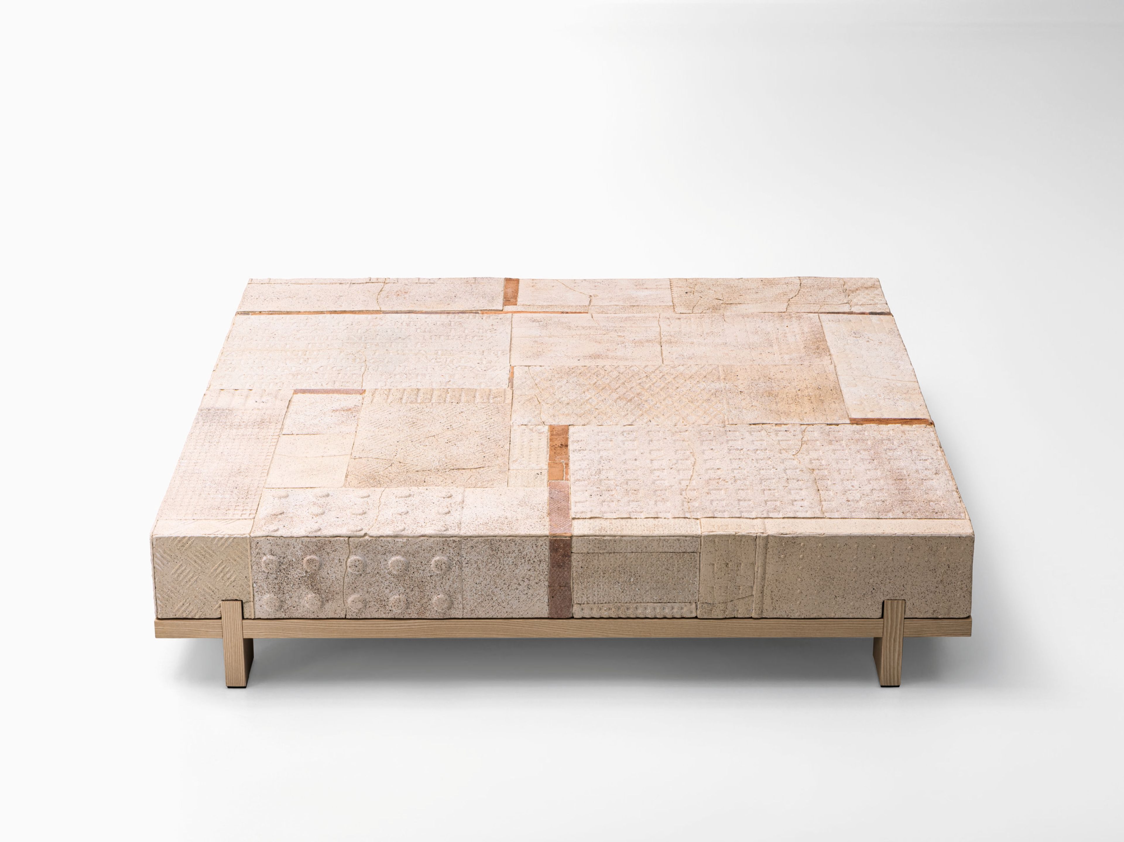 Квадратный журнальный столик из массива ясеня Paola Lenti PALINSESTO ARCH-00114089