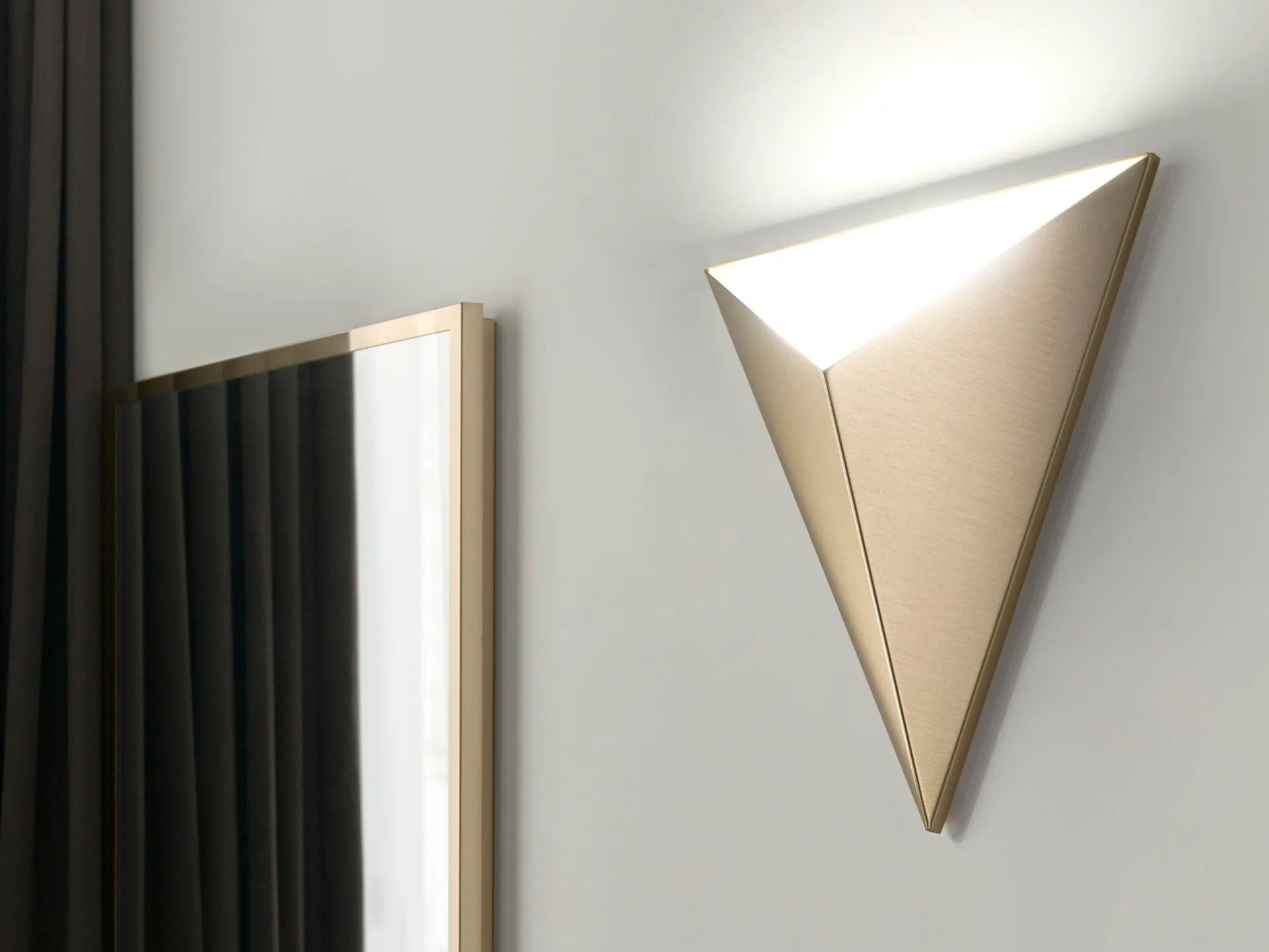 Латунный светодиодный настенный светильник CVL Luminaires Tetra ARCH-00115398 - Вид №6