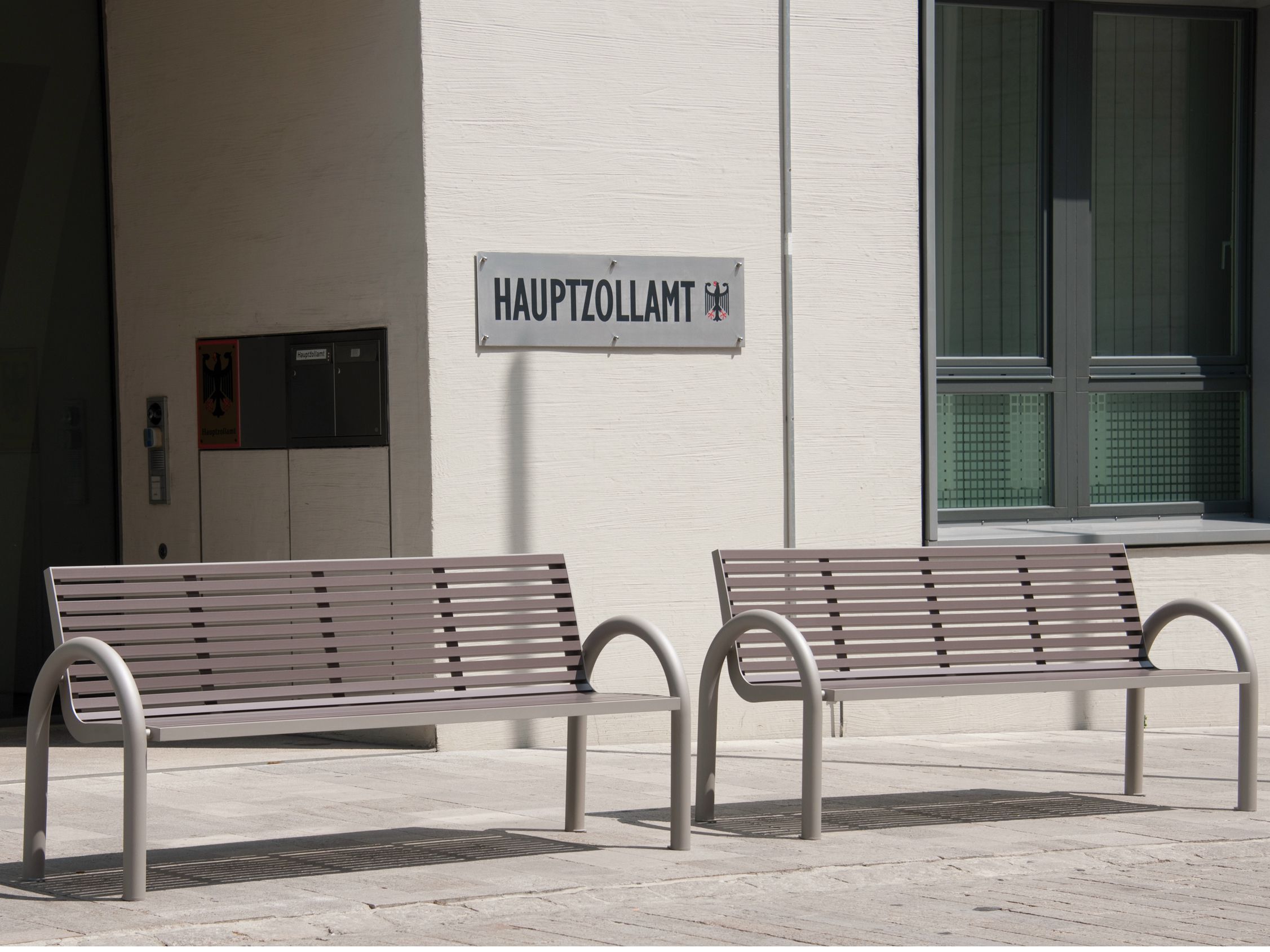 Скамейка из нержавеющей стали и ПЭТ со спинкой с подлокотниками BENKERT BANKE Comfony ARCH-00013896