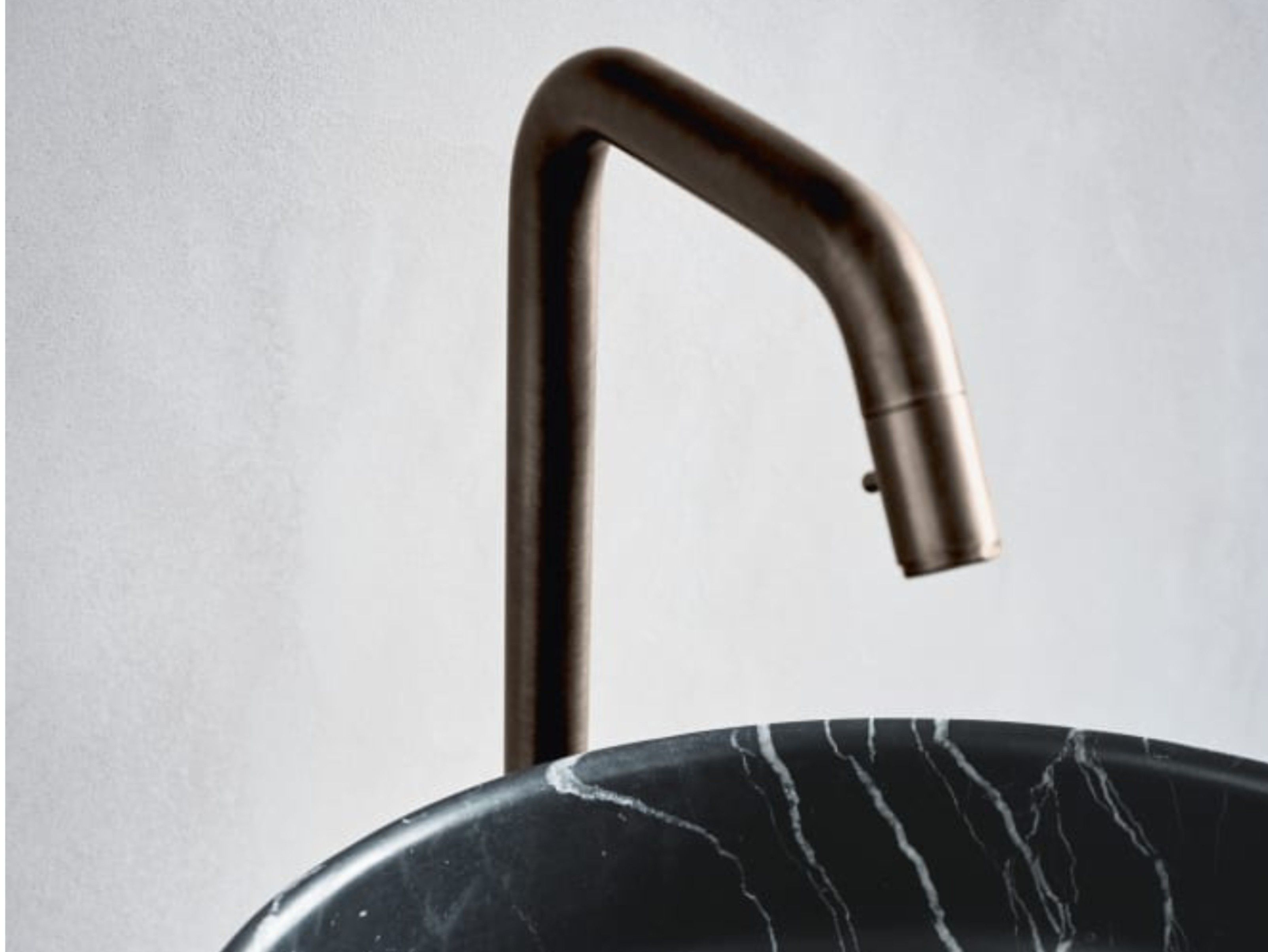 Латунный напольный дозирующий носик для умывальника Agape Memory ARCH-00070676