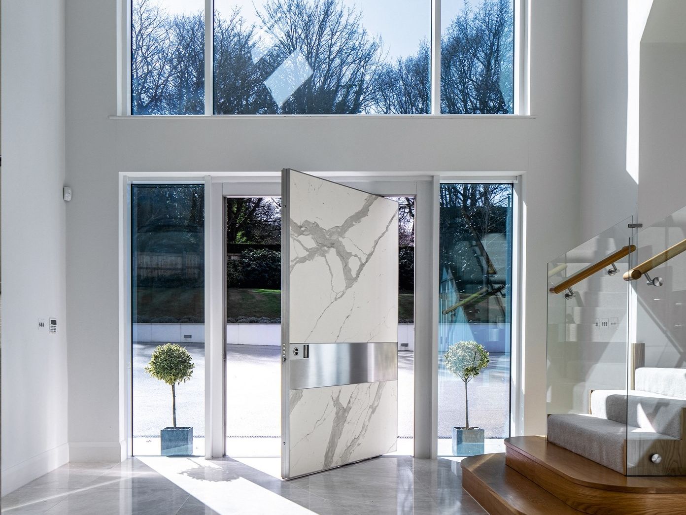 Бронированная дверь с белой ламинированной отделкой statuario Oikos Synua ARCH-00029335