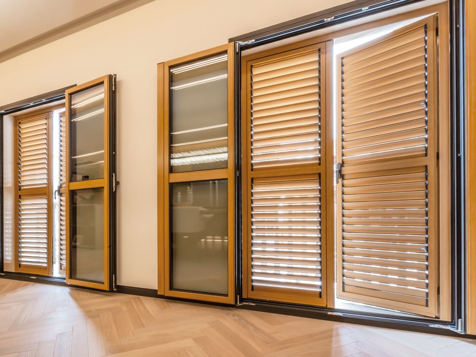 Алюминиевые жалюзи с фиксированными ламелями Saxun EFORUS ARCH-00073438 - Вид №1