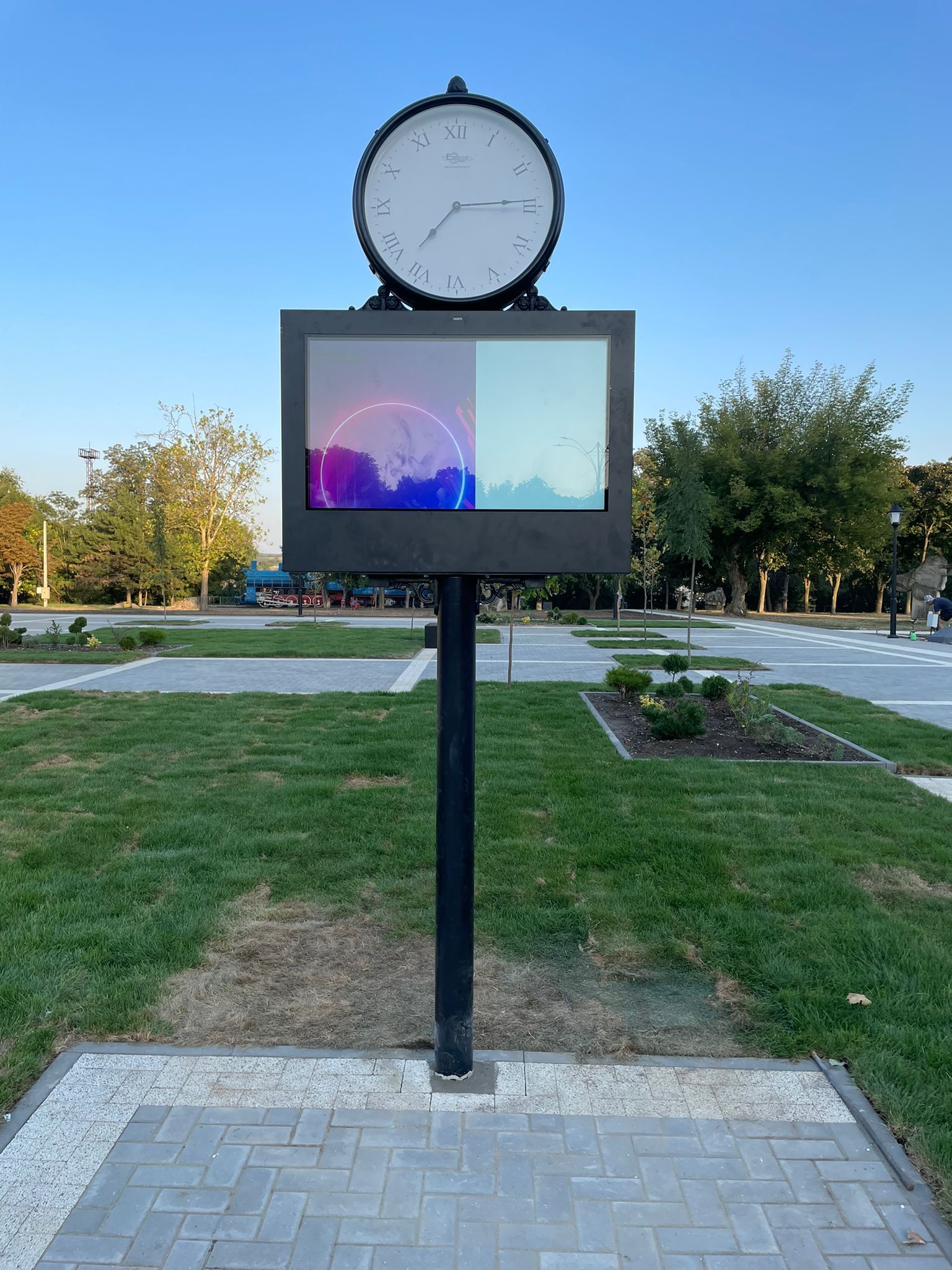 Доска объявлений для общественных мест / уличные часы EUROCOMITALIA URBAN DIGITAL SIGNAGE CLOCK ARCH-00001498 - Вид №1