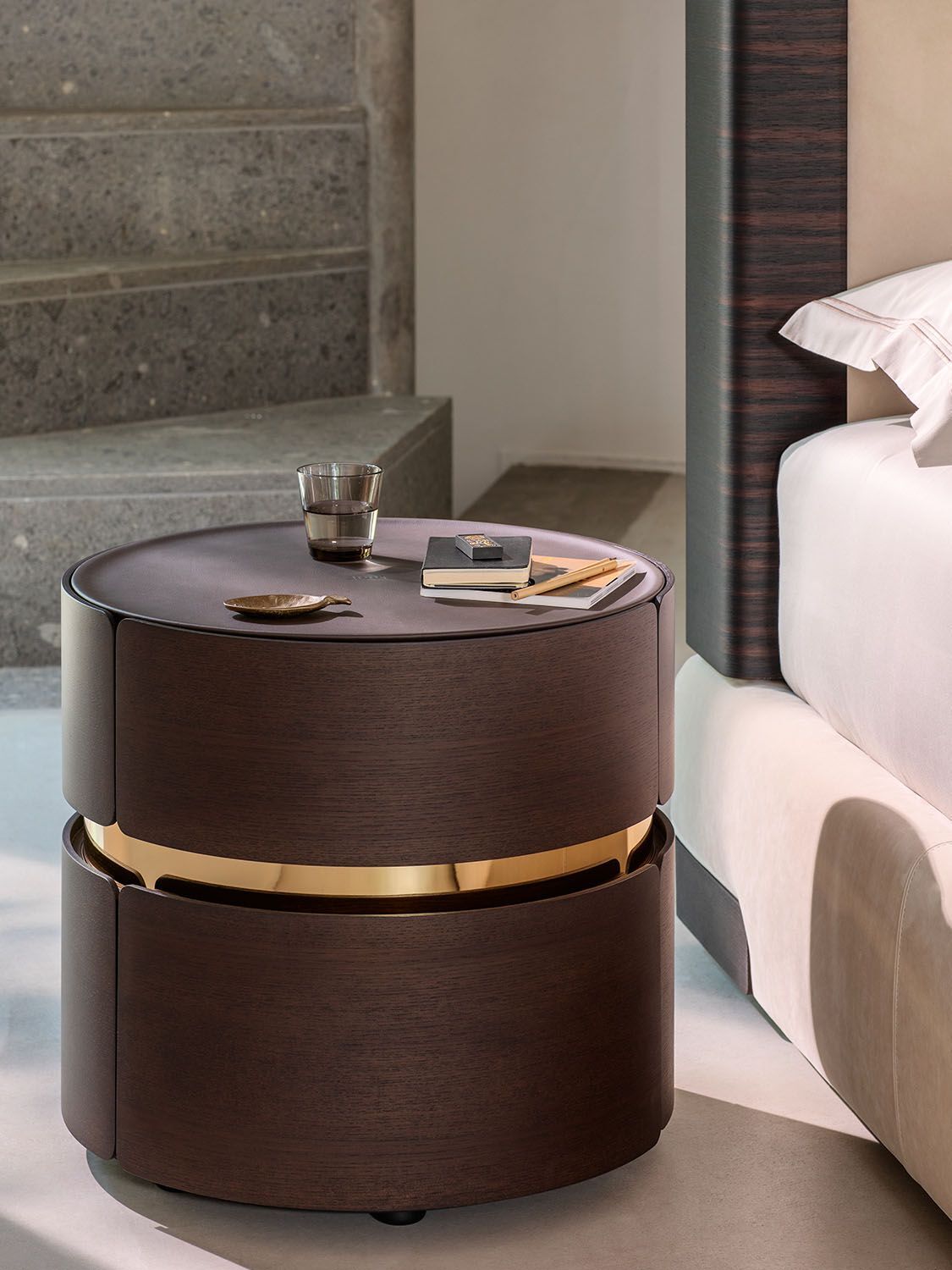 Круглая тумбочка из ясеня с кожаной обивкой и ящиками Flou Тоши ARCH-00087359 - Вид №7