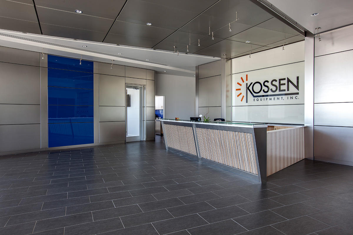 FSRT665 Система облицовки стен Levele с глухими панелями из стекла vivichrome chromis с прослойкой индивидуального цвета и отделкой opalex, а также интерьеры лифтов levele-105 в корпоративном центре Mission City, сан-диего, калифорния Forms-surfaces  - Вид №22