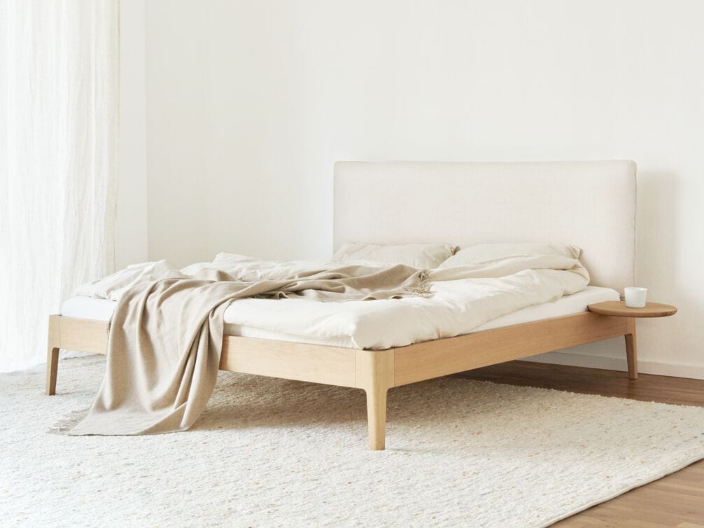 Деревянная двуспальная кровать с мягким изголовьем Noah Living белье ARCH-00049322 - Вид №2