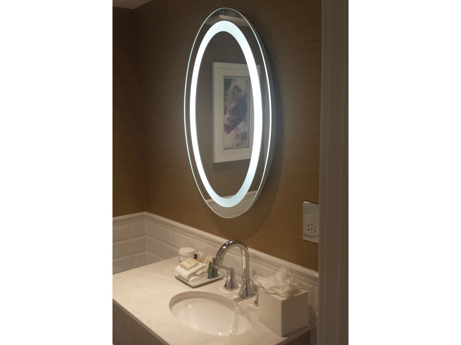 Овальное зеркало со встроенным настенным освещением Spekkio Oval LED ARCH-00132940