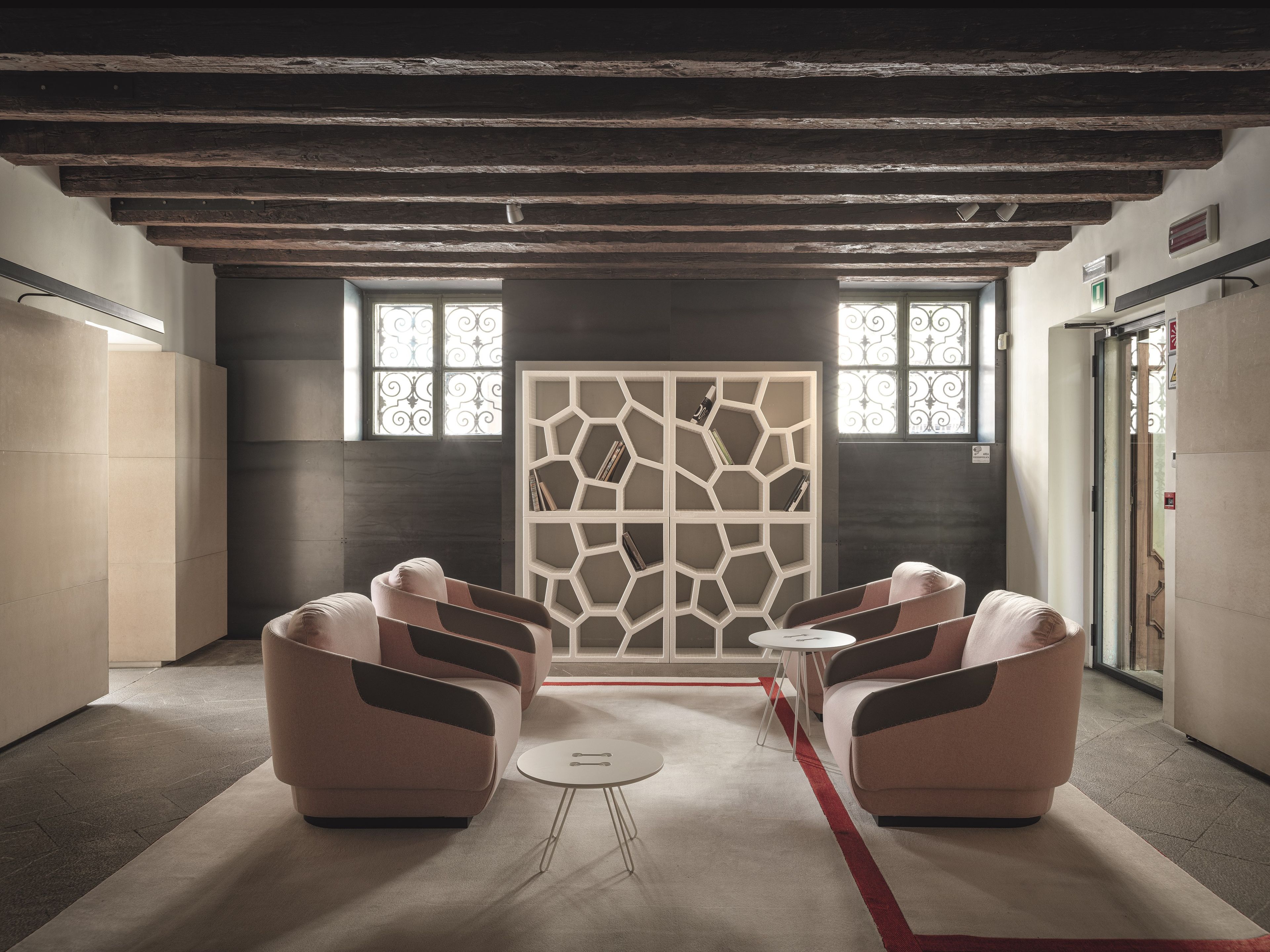 Высокий круглый журнальный столик с лаком Casamania & Horm Twine T ARCH-00128711 - Вид №6