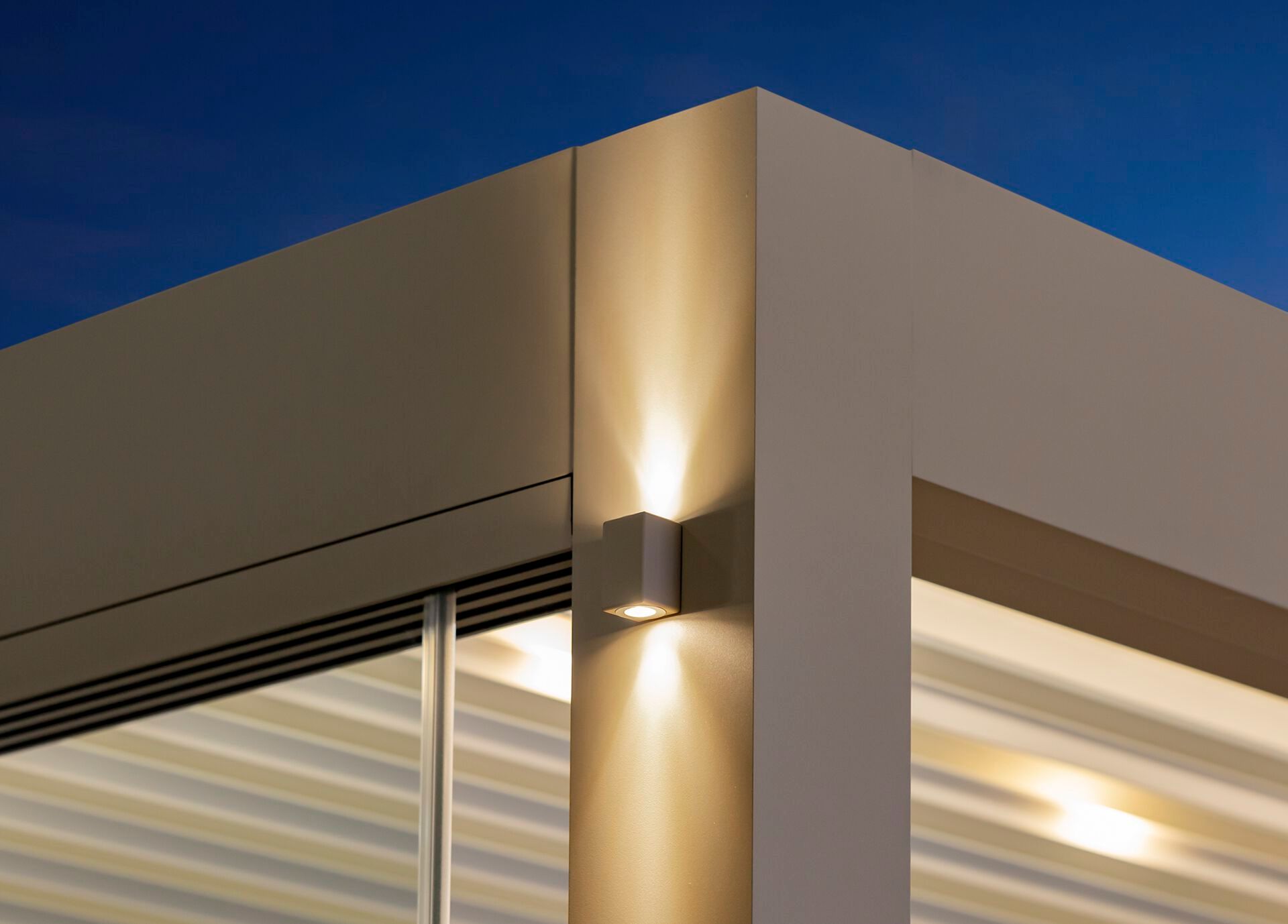 Биоклиматическая пергола из алюминия с регулируемыми ламелями и освещением Saxun P-150 ARCH-00115560 - Вид №3