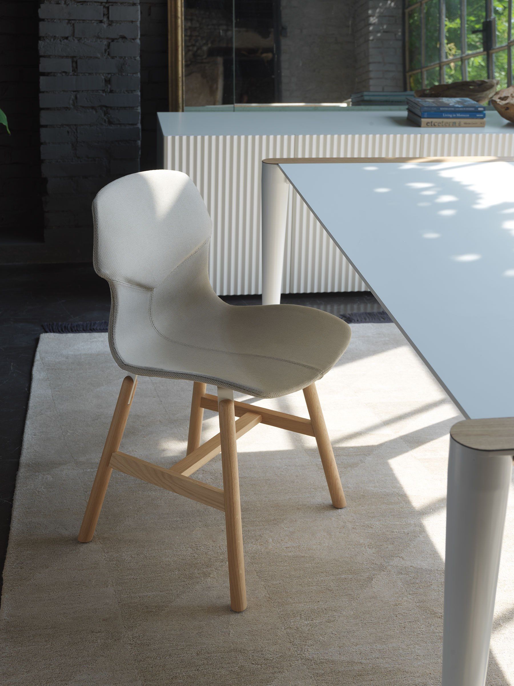 Мягкий стул полностью из ткани или кожи с деревянными ножками Casamania & Horm стерео ARCH-00022257 - Вид №6