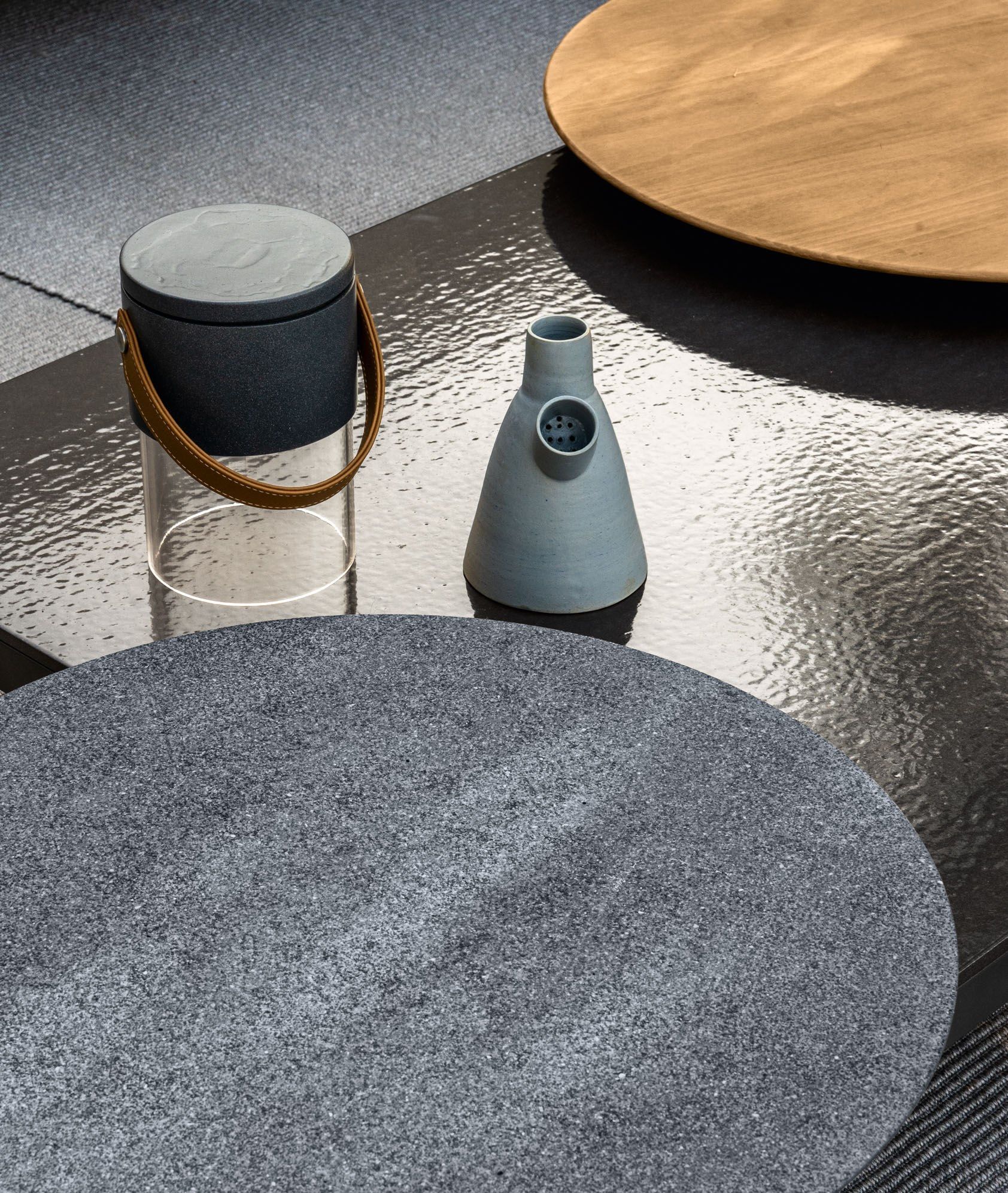 Низкий стол из лавового камня с алюминиевой рамой Talenti Salinas ARCH-00038117 - Вид №5