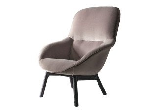 Кожаное кресло с высокой спинкой