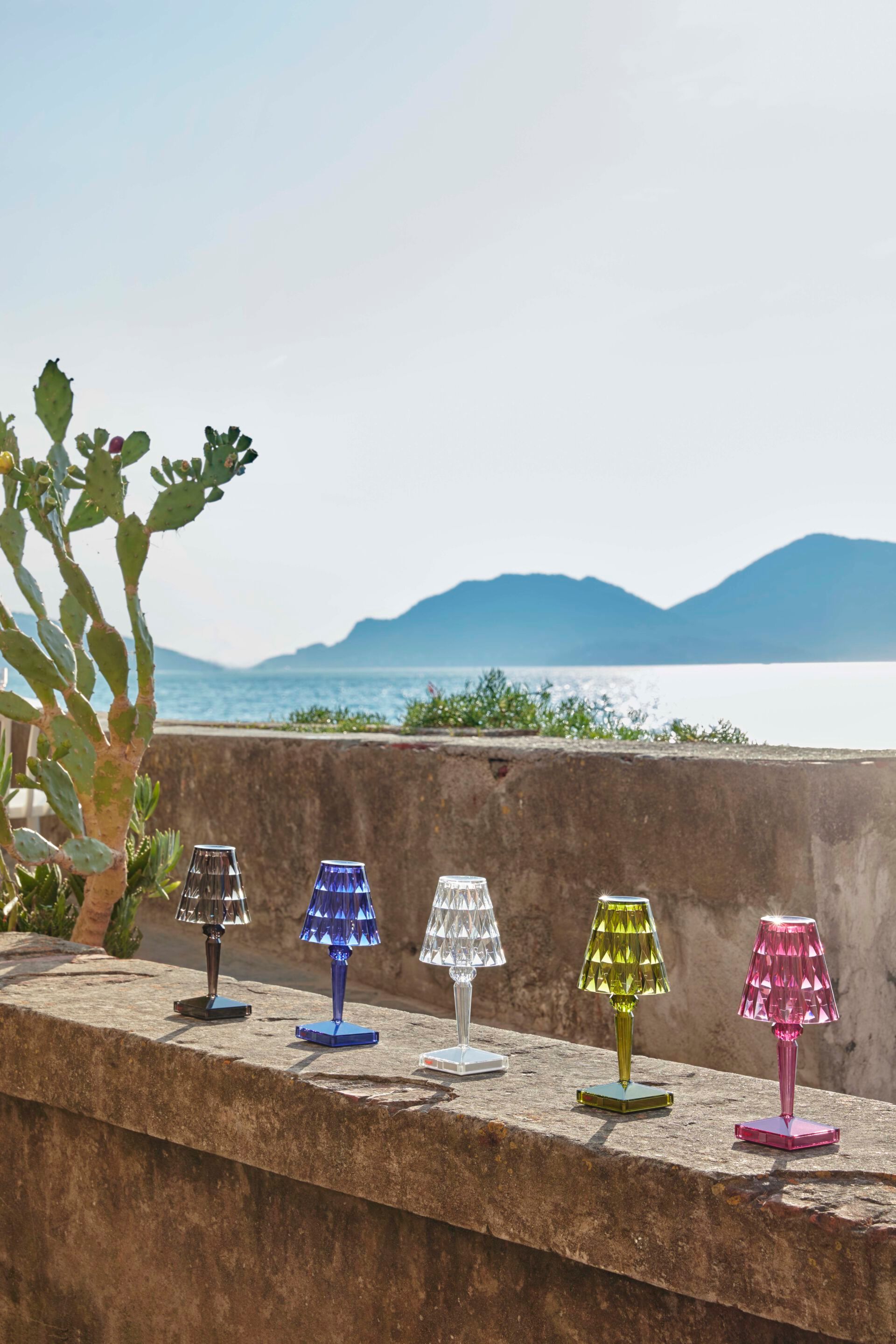 Светодиодная настольная лампа из инженерного пластика с батарейным питанием Kartell BATTERY ARCH-00018992 - Вид №28