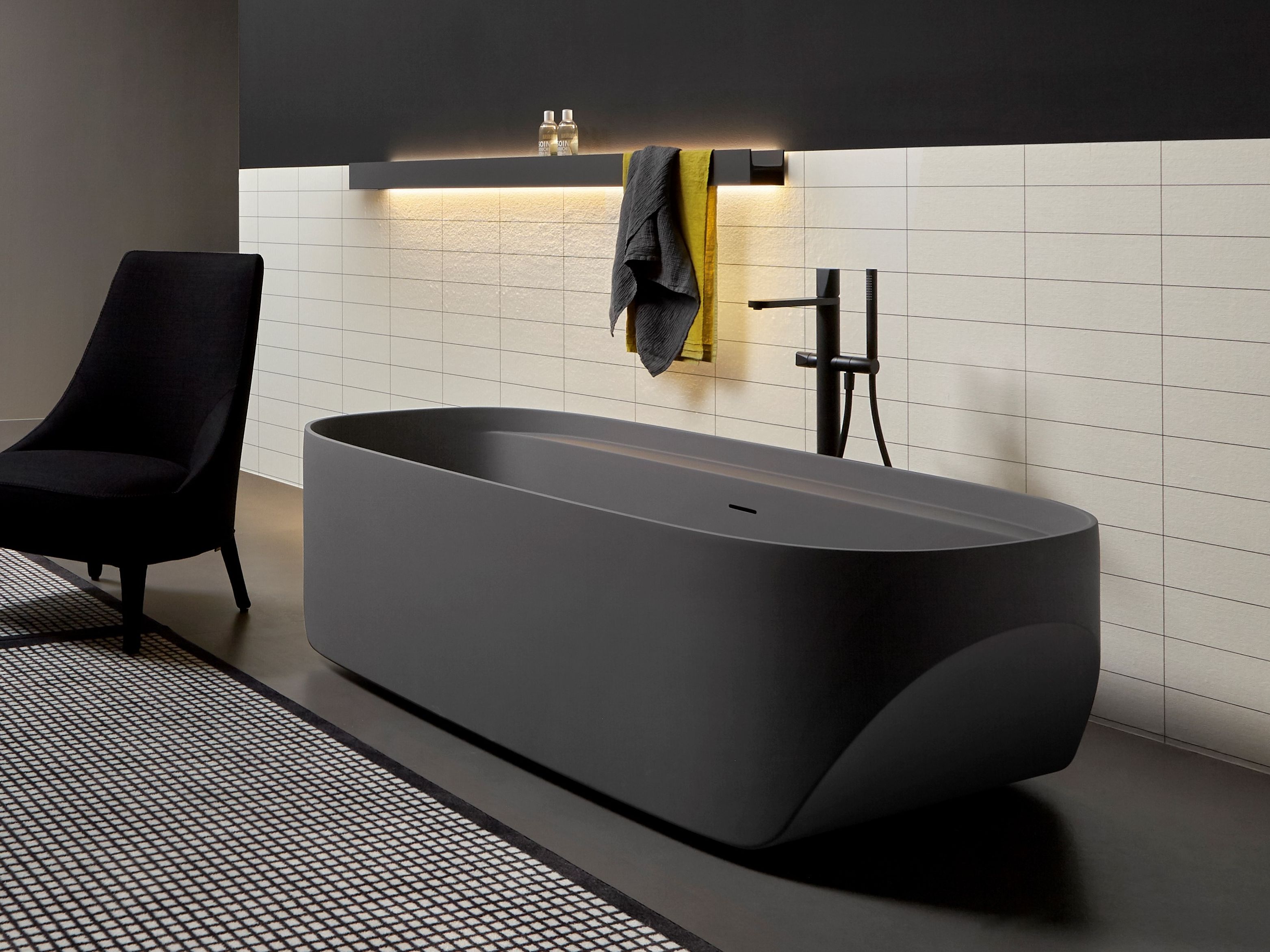 Светлая ванна в центре комнаты в Flumood® Antoniolupi SLED ARCH-00022837