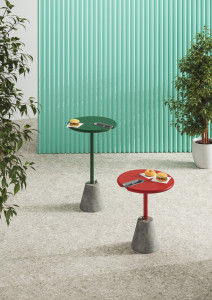 Высокий пластиковый стол