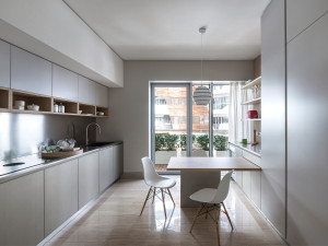 Двусторонняя линейная кухня с консольным столом