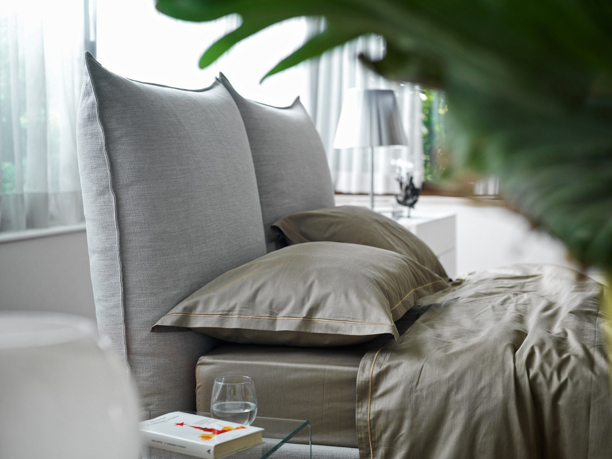 Мягкая и съемная двуспальная кровать Casamania & Horm Milos ARCH-00016110 - Вид №6