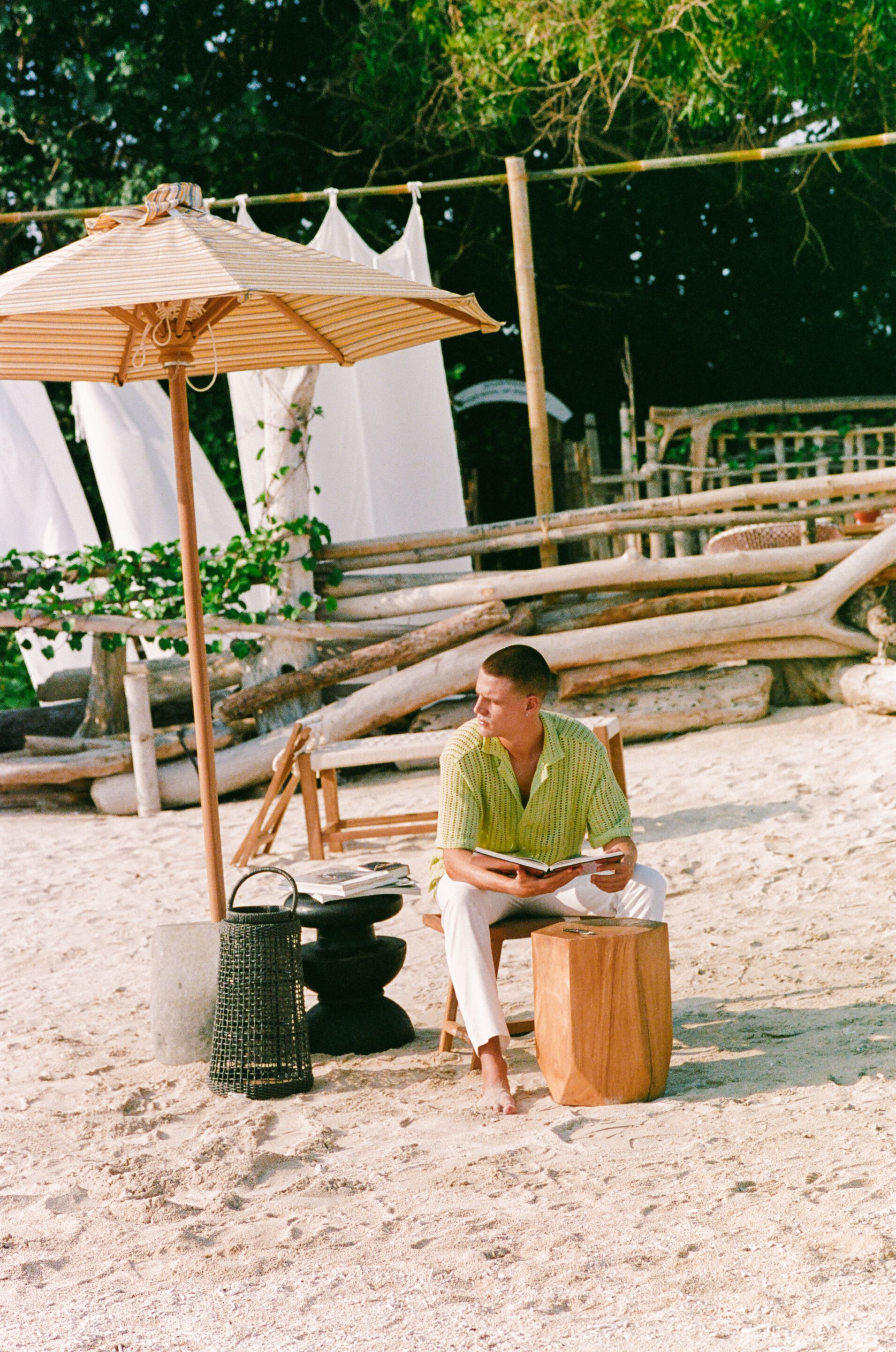 Низкий стул / деревянный шестиугольный садовый стол от Suar cbdesign деревенский стул ARCH-00118774 - Вид №2