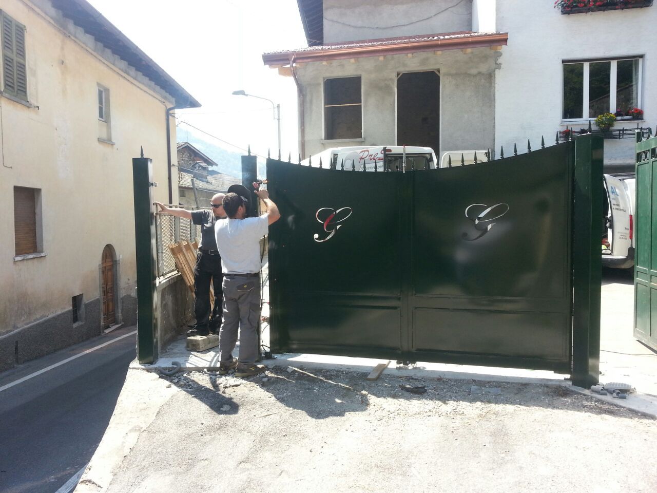 Железные моторизованные распашные ворота Centro Inferriate Cancelli carrabili ARCH-00020533 - Вид №2