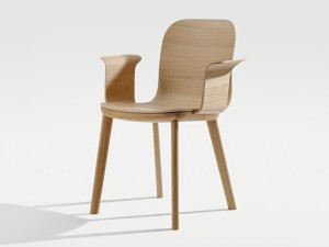 Деревянный стул с подлокотниками