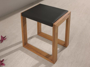 Деревянный табурет для ванной