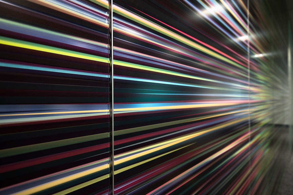 FSRT631 Деталь выравнивающей системы облицовки стен с панелями из вивистрата, слоями стекла в отражающей конфигурации с индивидуальным вытравленным рисунком и стандартной отделкой, а также выступами из нержавеющей стали в Frost Tower, Сан-Антонио, Техас F Forms-surfaces  - Вид №14