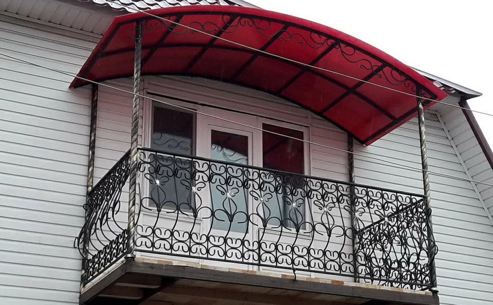 Козырек на балконе: как избавиться от шума дождя