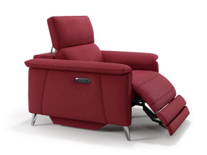 Тканевое кресло с подлокотниками