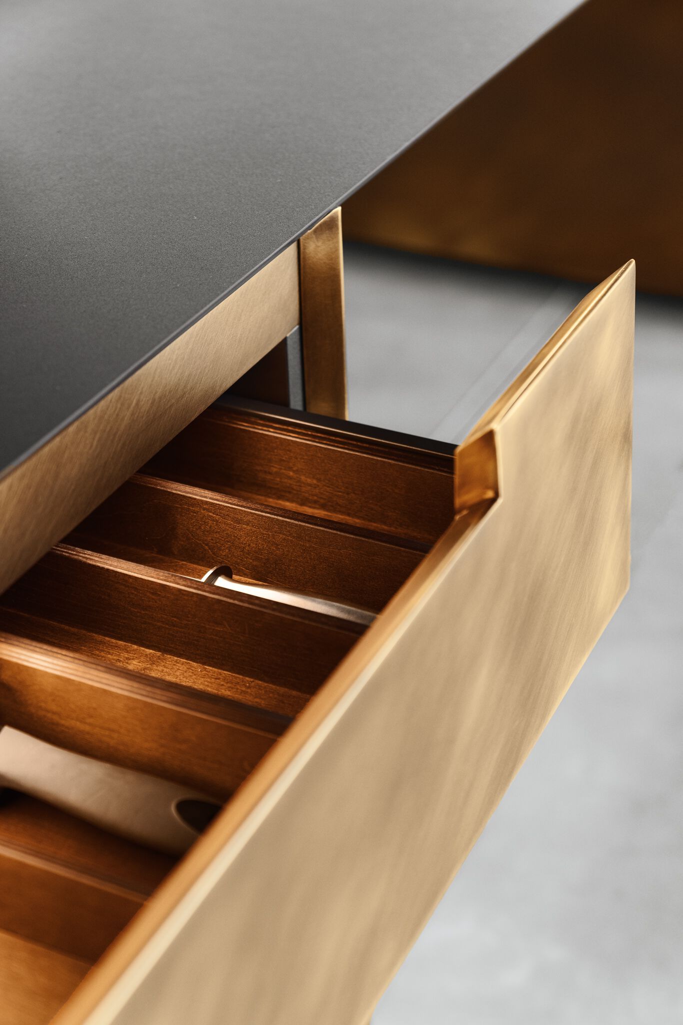 Кухня из матовой латуни без ручек с островом Zajc MET ARCH-00102321 - Вид №5