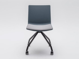 Пластиковый стул с колесами