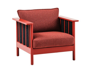 Деревянное кресло с подлокотниками