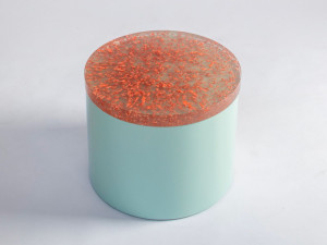 Круглый и низкий журнальный столик из МДФ с столешницей из переработанного полистирола