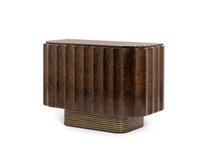 Деревянный шкаф с распашными дверцами