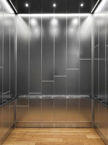 FSRT820 Интерьер лифта Levele-108 показан с верхними панелями из нержавеющей стали с зеркальной отделкой и эко-травлением с изображением городских огней; нижние панели из нержавеющей стали с отделкой кайзкой; прямоугольные перила на частном участке Forms-