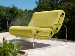 Кресло из ПММА и ткани с подлокотниками