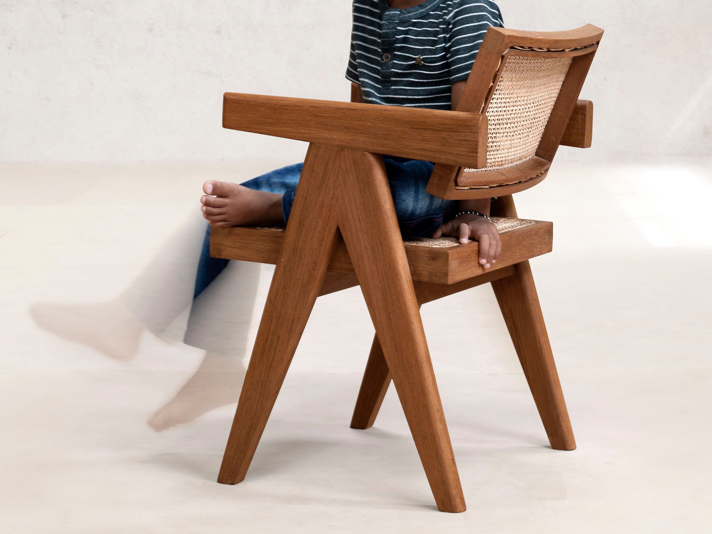 Стул из тикового дерева с подлокотниками Phantom Hands Project Chandigarh ARCH-00129552