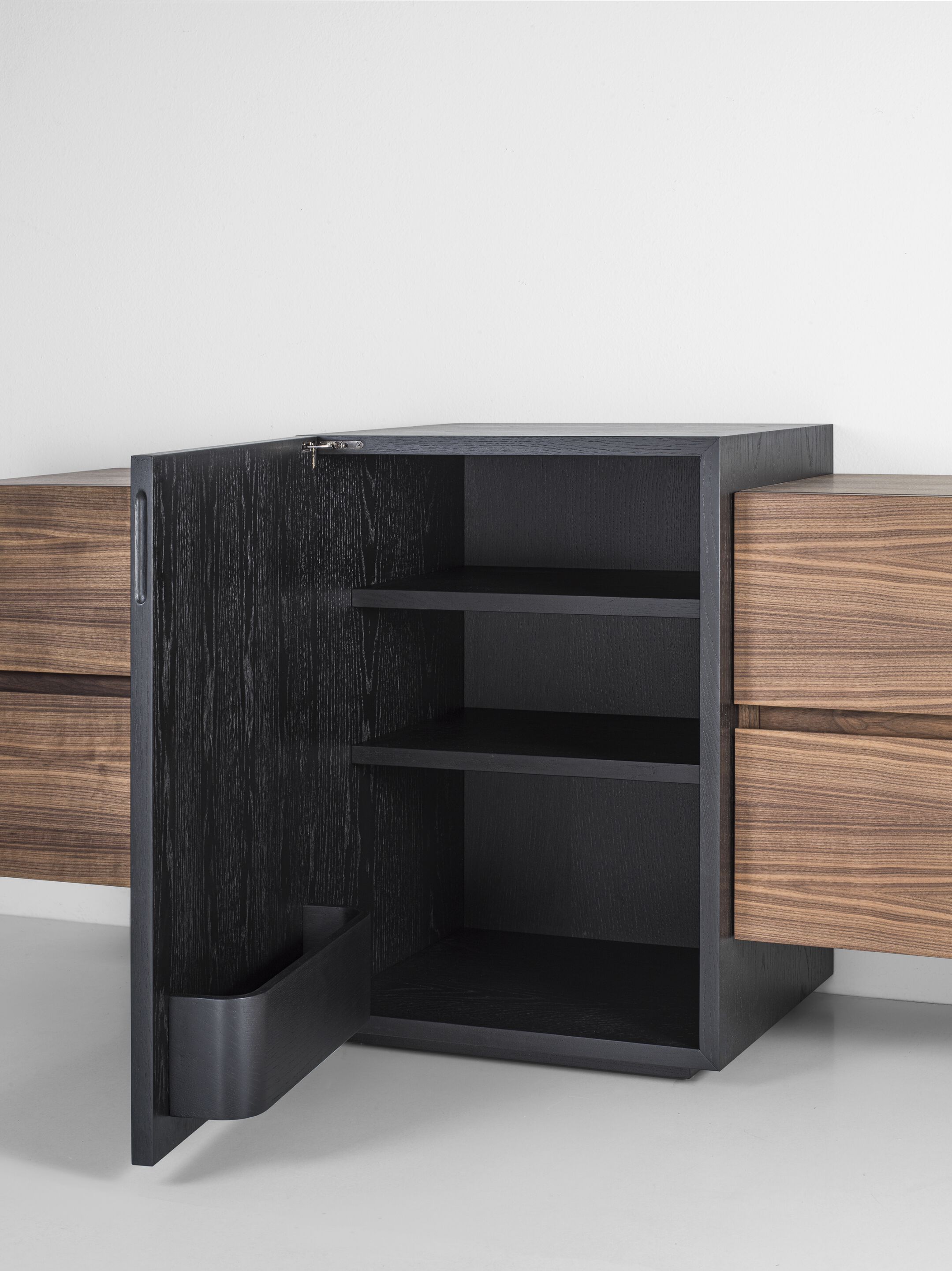 Шкаф из массива дерева с распашными дверцами и ящиками Riva 1920 APARADOX ARCH-00107281 - Вид №5