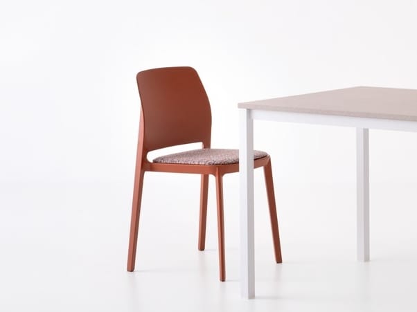 Штабелируемый стул из инженерного пластика с мягким сиденьем Pointhouse T!PA ARCH-00097508 - Вид №1