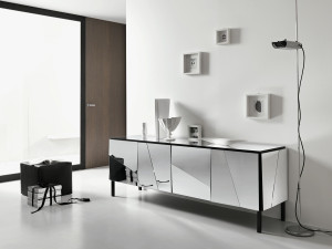 Шкаф из зеркального стекла с распашными дверями