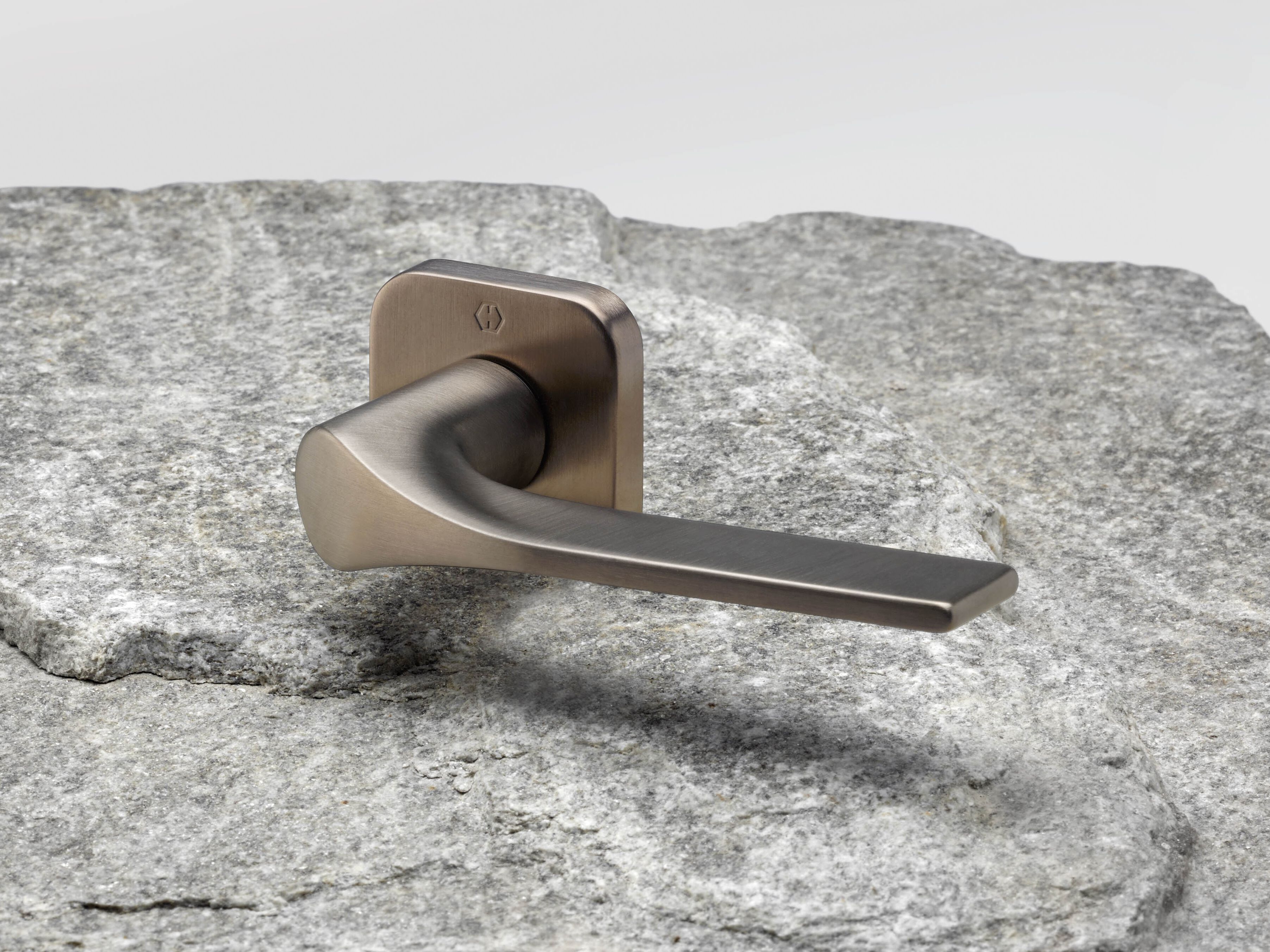 Латунная ручка на розетке HOPPE Флоренция ARCH-00029959