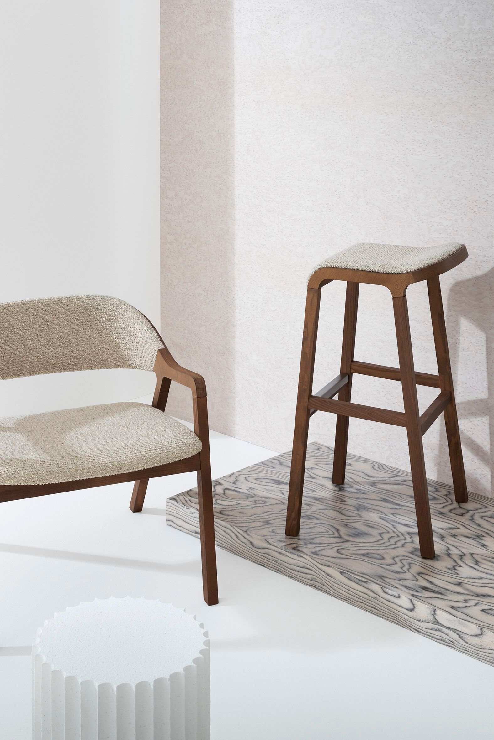 Высокий стул из ясеня с подставкой для ног с мягким сиденьем Billiani Layer ARCH-00147215 - Вид №2