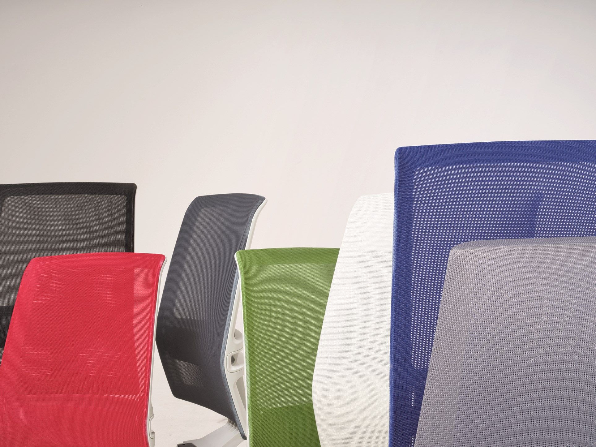 Мягкое регулируемое по высоте офисное кресло с подголовником Nahu Omnia White ARCH-00126372 - Вид №7