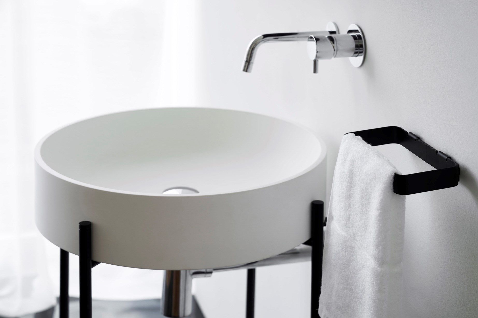 Круглая консольная раковина Livingtec® Ex.T стенд ARCH-00021181 - Вид №3