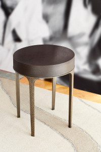 Круглый журнальный столик из ткани