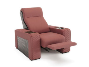 Кожаное кресло с подлокотниками