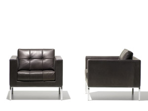 Кожаное кресло с подлокотниками