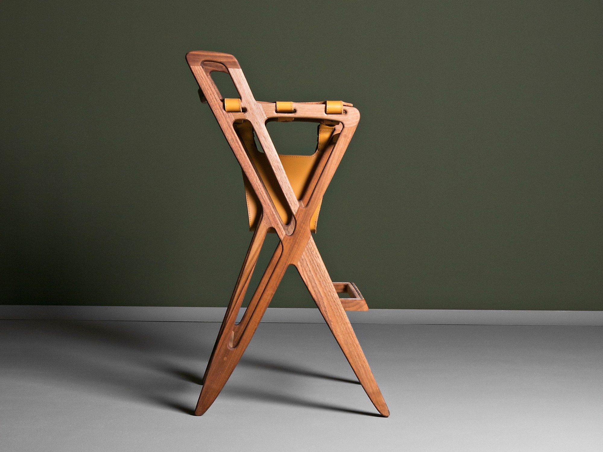Высокий стул из массива дерева с подставкой для ног HOOKL und STOOL Triangle ARCH-00067487 - Вид №2
