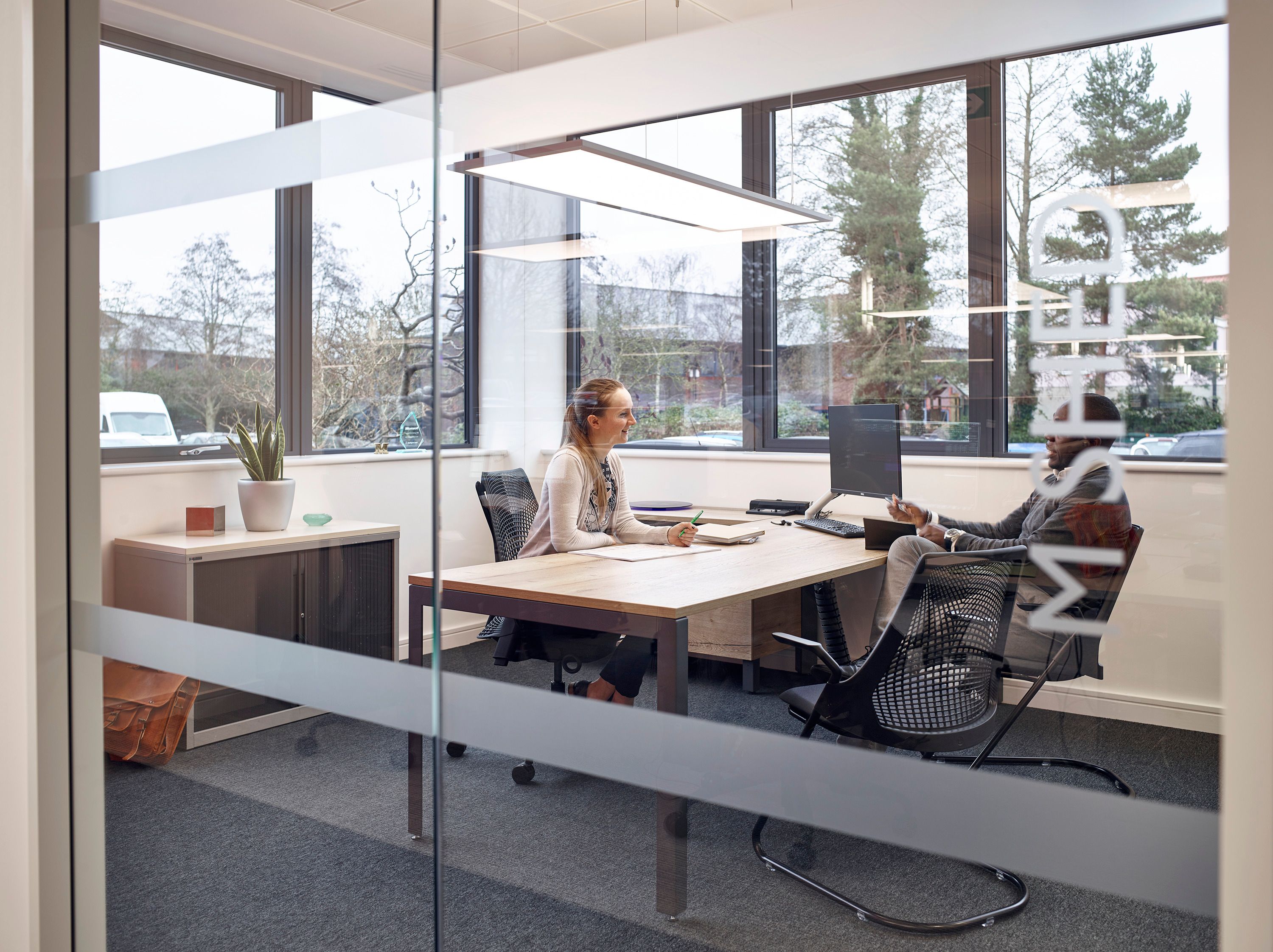 Тканевый стул с подлокотниками Herman Miller Sayl ARCH-00144514 - Вид №9