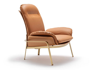 Кожаное кресло с подлокотниками