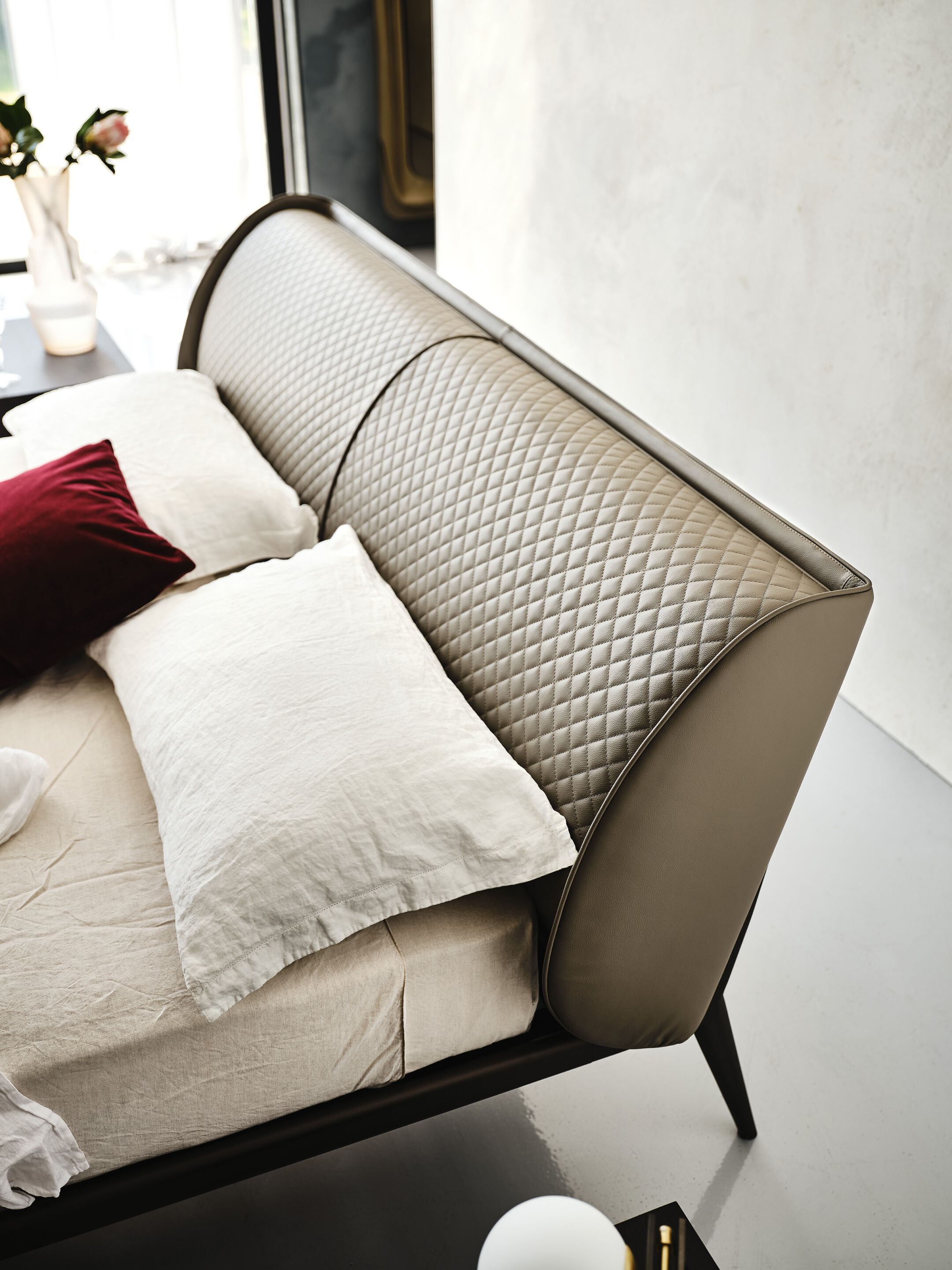 Кожаная двуспальная кровать с мягким изголовьем Cattelan italia AYRTON ARCH-00023644 - Вид №2